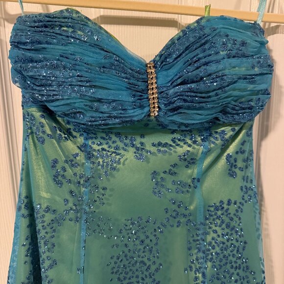 Prom/formal dres - Picture 2 of 4